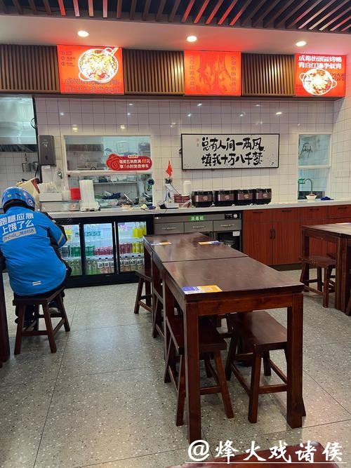 “1m²暖心面馆”落地上海虹桥，一碗热面温暖城市建设者