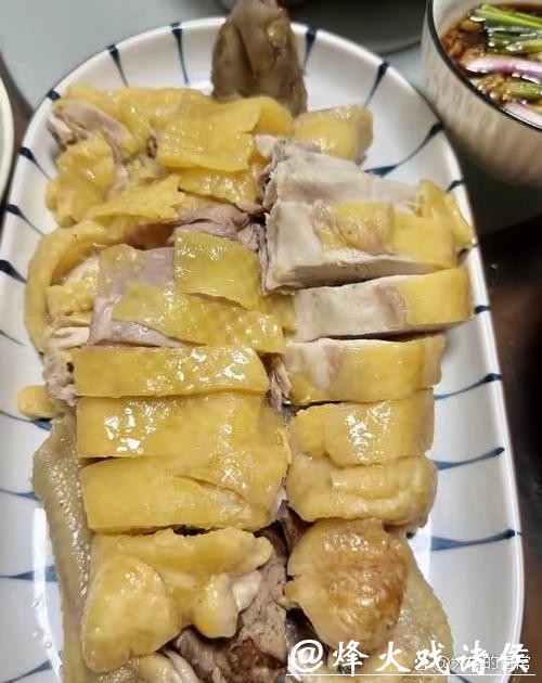 白切鸡、肉圆、草虾……金山区1399位老人收到“爱心年夜饭”